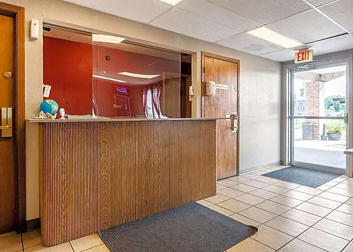 Econo Lodge Inn & Suites Escanaba North